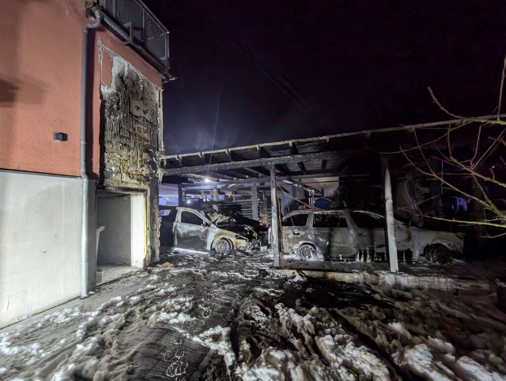 Brand eines Carports